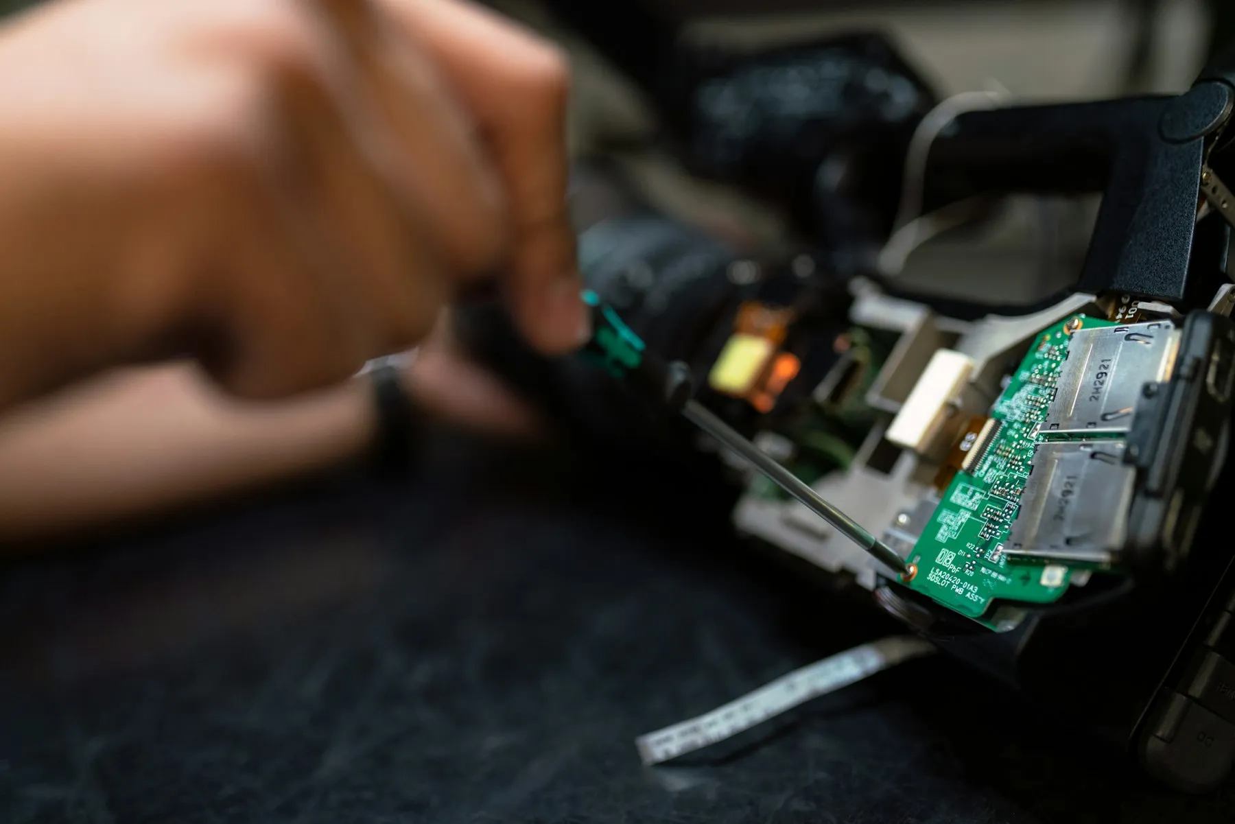 Ingeniero dando mantenimiento a una tarjeta electrónica de equipo de red