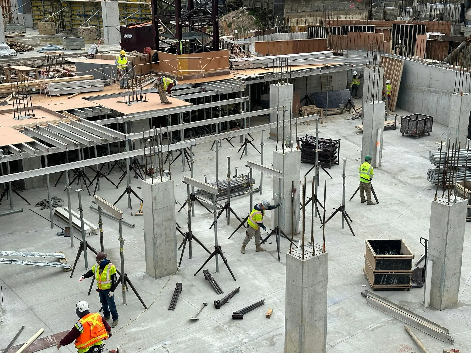 Equipo de obra revisando avances en un edificio en construcción