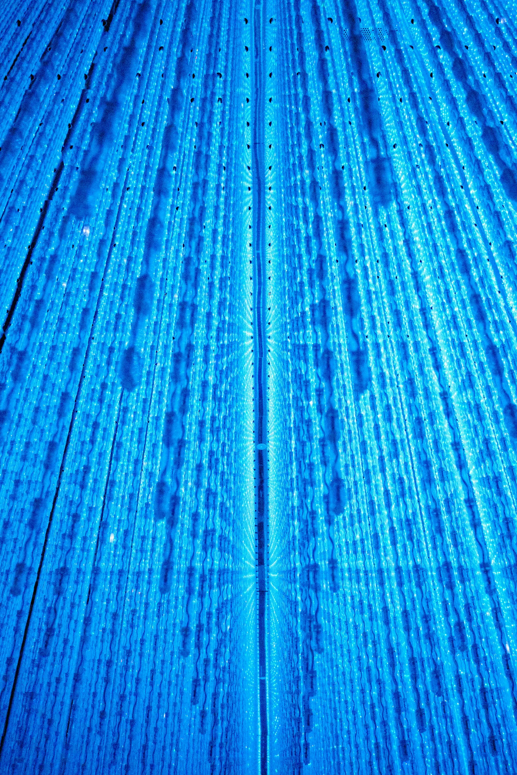 Haces de luz azul recorriendo un tendido de fibra óptica