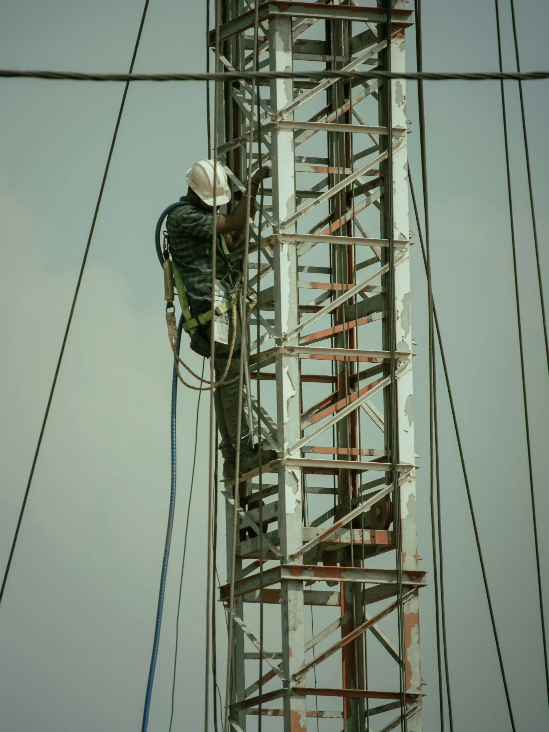 Técnico trabajando en una torre de telecomunicaciones